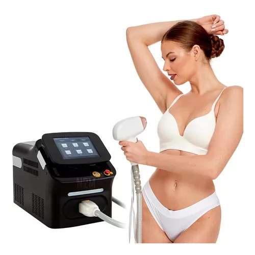 Mujer utilizando la depiladora láser ADSS ice trío